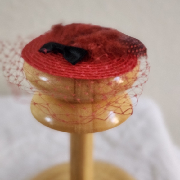 Red Feathered Fascinator - Picture 3 of 4